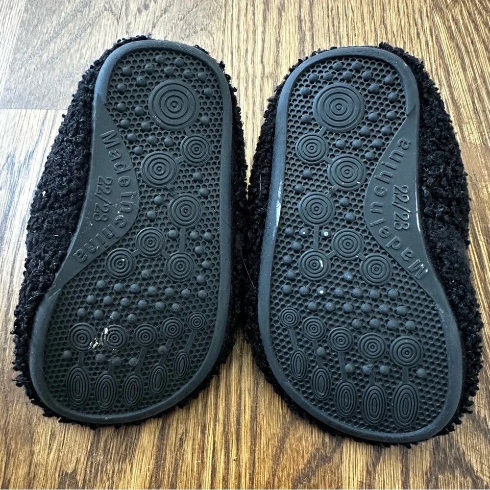 Cozy Black Toddler Slippers, size 6/7